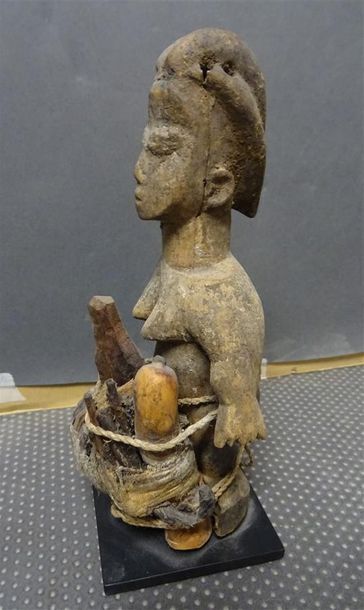 null FON - BENIN

Statuette en bois sculpté patiné figurant une femme à laquelle...