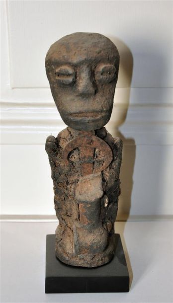 null FON - BENIN

Petite sculpture en bois et terre séchée d'un personnage portant...