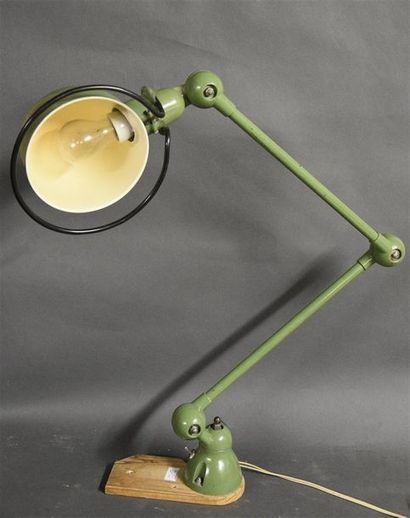 null Fabricant JIELDE

Lampe de bureau à deux bras articulés en métal laqué vert...