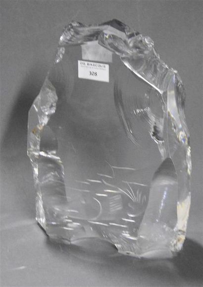 null BACCARAT

Sculpture en cristal figurant un bloc taillé où parait en givre le...