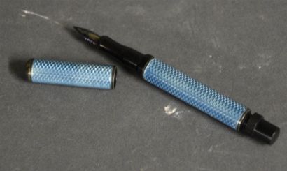 null Stylo plume à l'émail guilloché turquoise

L. 12 cm

Dans un écrin