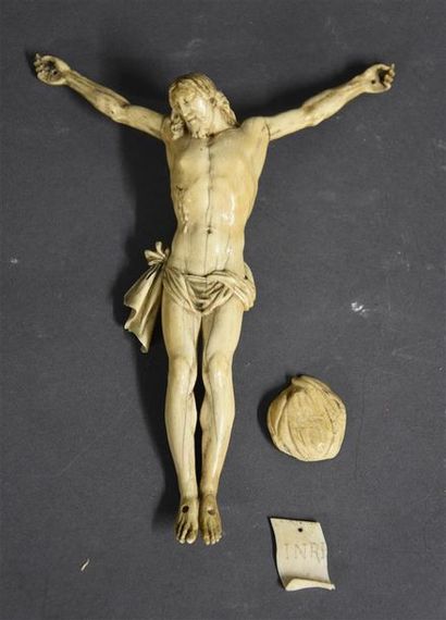 null Christ en ivoire

XVIIIe - XIXe siècle

H. mains/ pieds: 26 cm

Tête/ pieds:...