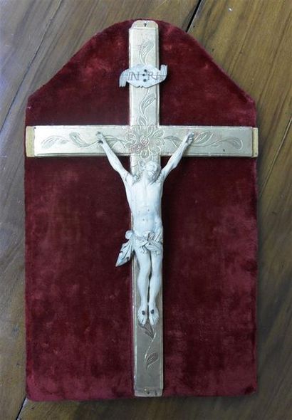 null Christ en ivoire XVIIIe siècle, sur croix en bois doré

Christ mains/pieds:...
