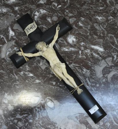 null Christ en ivoire sculpté sur une croix en bois noirci

Au dos, plaque A. LEROY...