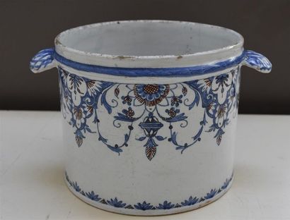 null MOUSTIERS, XVIIIe siècle

Cache pot en faïence

H. 16 cm L. 26 cm D. 19 cm

Eclat...