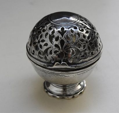 null Boule à éponge en métal argenté ou réargentée

Dans le goût du XVIIIe siècle...