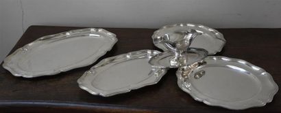 null Ensemble de deux plats ovales, deux plats ronds et une saucière en métal argenté,...