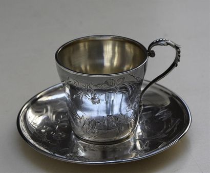 null Tasse à café et sa soucoupe en argent uni, gravées de fleurs, herbes et papillon

Minerve,...