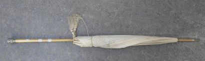 null Ombrelle, manche en argent (?) à décor repoussé 

Vers 1900

L. 97 cm 