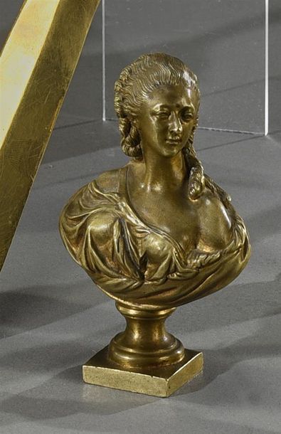 null Buste de Marie Antoinette 

Bronze 

Début du XXe siècle

H. 8,5 cm