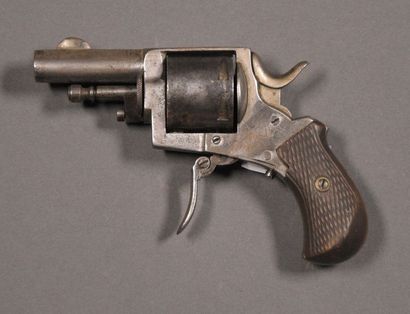 null BELGIQUE Revolver, calibre 320 Monture acier à cadre fermé, barillet avec poinçon...