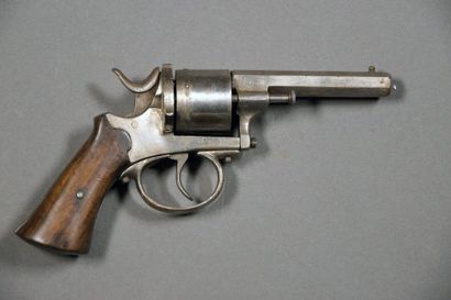 null BELGIQUE Revolver type LEFAUCHEUX, calibre 9 mm Monture fer, barillet avec poinçon...