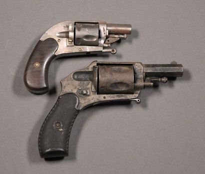 null BELGIQUE/FRANCE Lot de deux revolvers VELODOG, calibre 6 mm et 320 L'un est...