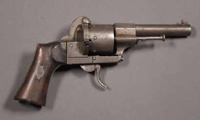 null FRANCE Revolver de style Devisme, calibre 9 mm Monture fer gravée de rinceaux,...