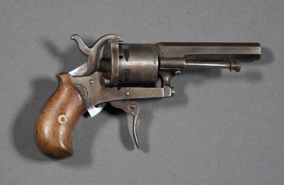 null FRANCE Revolver à broche "LE GUARDIAN", calibre 7 mm Monture fer, crosse bois...