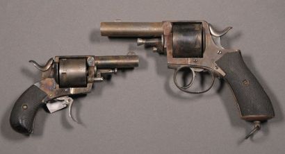 null FRANCE Lot de deux revolvers, calibres 9 mm et 320 Peau d'orange, rejaspage,...