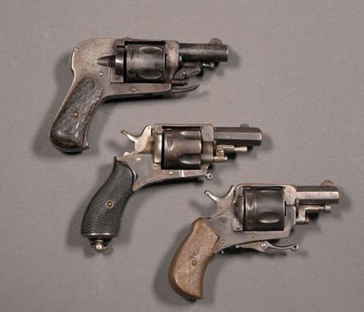 null FRANCE Lot de trois revolvers, calibre 6 mm Débronzés, en l'état. Fin du XIXe...