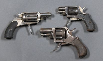 null FRANCE Lot de trois revolvers, calibre 320 Debronzés, en l'état Fin du XIXe...