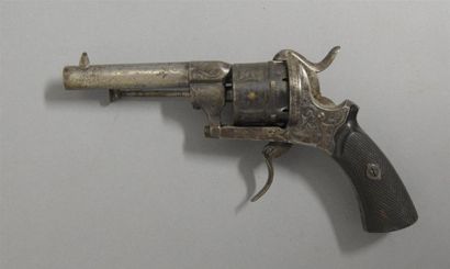 null FRANCE Revolver type LEFAUCHEUX, calibre 7 mm A cadre fermé, corps sculpté de...