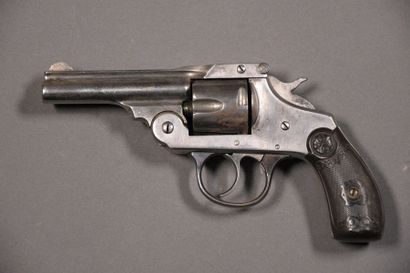 null ETATS-UNIS Revolver IVER JOHNSON'S ARMS & CYCLE WORKS, calibre 32 Monture acier...
