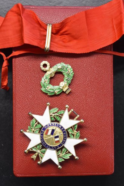 null FRANCE Médaille de Commandeur de la Légion d'Honneur IVe République En bronze...