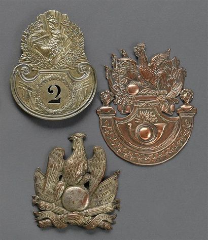 null *FRANCE Lot de trois plaques de shako de Monarchie de Juillet : - Une plaque...