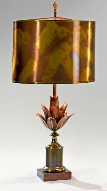 MAISON CHARLES Lampe en acier patiné et bronze figurant une fleur de lotus, abat-jour...