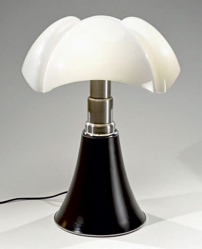Gae AULENTI (née en 1927) Édition MARTINELLI LUCE Lampe modèle «Pipistrello» en métal...