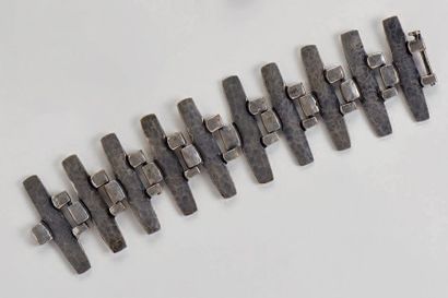 Daniel DARNAS (XXe siècle) Bracelet articulé en métal argenté
Signé et poinçonné
L....
