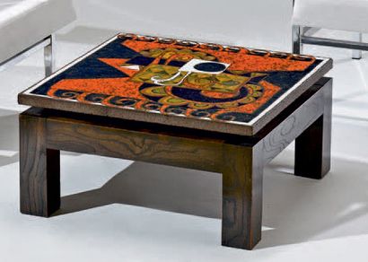 TRAVAIL DES ANNÉES 1960 Table basse à plateau rectangulaire en lave émaillée à motif...