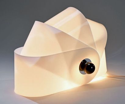 Groupe SUPERSTUDIO (créé en 1966) Lampe modèle «Gherpe», réflecteur mobile composé...