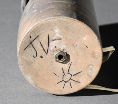 Jean VAQUEREAUX (XXe siècle) Petite lampe cylindrique à poser en céramique émaillée...