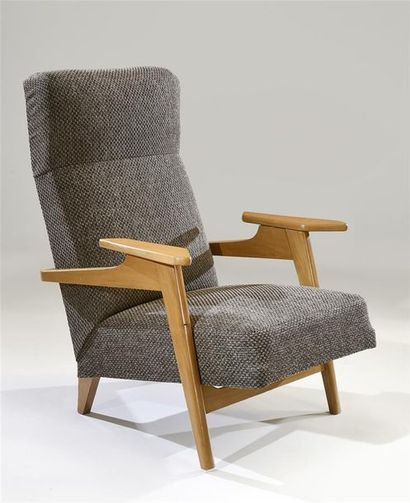 TRAVAIL des années 1950 Fauteuil à structure en hêtre, assise et dossier garnis de...