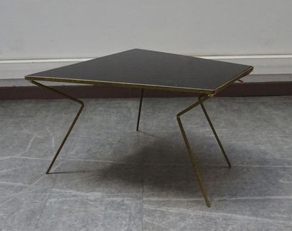 TRAVAIL des années 1950 Table basse à plateau trapézoïdale en verre teinté noir et...