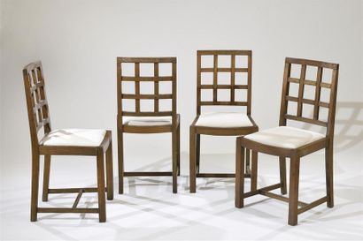TRAVAIL DES ANNÉES 1960 Suite de quatre chaises en bois naturel, dossier à croisillons,...