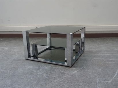 TRAVAIL DES ANNÉES 1970 Table basse à double plateaux en verre fumé et structure...