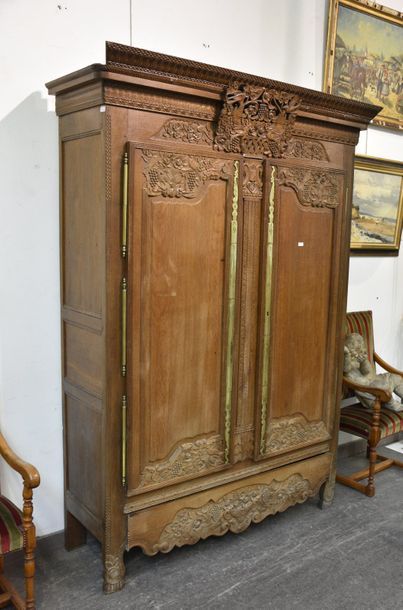 null Armoire en chêne sculpté ouvrant à deux battants sur un dormant souligné de...