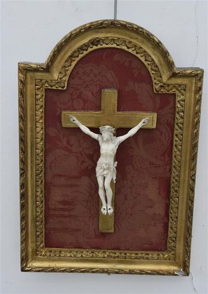 null Christ en ivoire sculpté dans une cadre en bois et stuc doré Début du XXe siècle...