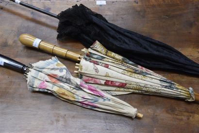 null Lot composé de trois ombrelles dont une le manche en bois la garniture en soie...