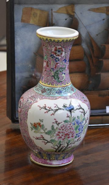 null CHINE, deuxième moitié du XXe siècle Vase bouteille en porcelaine, à décor en...
