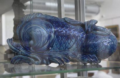 null JAPON - XXe siècle Paire de poissons en céramique bleue H. 18 cm L. 32 cm P....