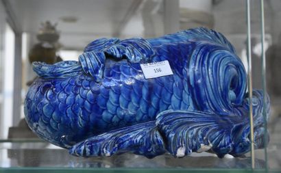 null JAPON - XXe siècle Paire de poissons en céramique bleue H. 18 cm L. 32 cm P....