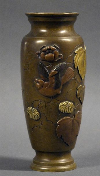 null JAPON - Epoque MEIJI (1868 - 1912) Vase de forme allongée en bronze à patine...