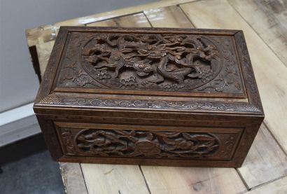 null CHINE - XXe siècle Coffret en bois sculpté à décor de dragon H. 17,5 cm L. 31...