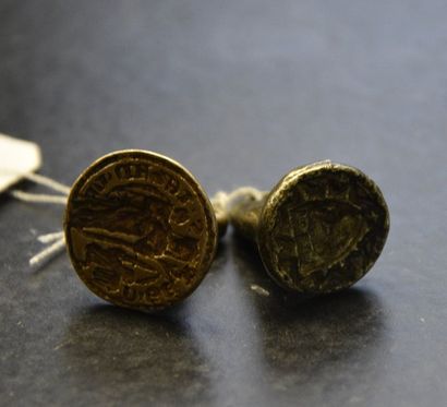 null Lot de deux sceaux en bronze dans le goût médiéval
XIXe siècle
H. 2 cm env
