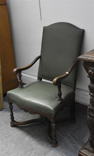 null Fauteuil en noyer à piètement balustre réuni par une entretoise en X, la ceinture...