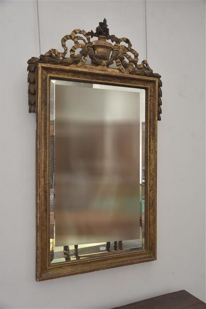 null Miroir rectangulaire en bois doré à moulure de perles; le fronton à décor de...