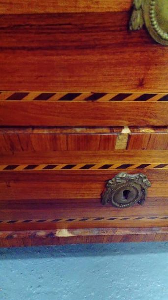 null Commode en bois de placage ouvrant à six tiroirs sur trois rangs soulignés d'encadrement...