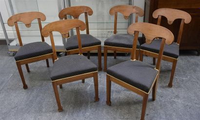 null Suite de six chaises en merisier, le dossier à palte terminée par une coquille,...