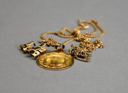 null Une médaille de baptême, trois éléments de bracelet (débris) et une chaîne fine,...